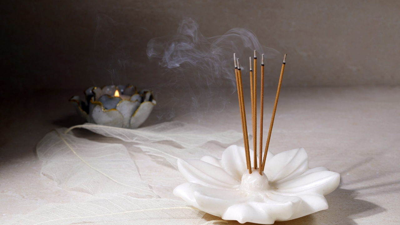 How Flower-Scented Incense Brings Serenity to Your Living Space